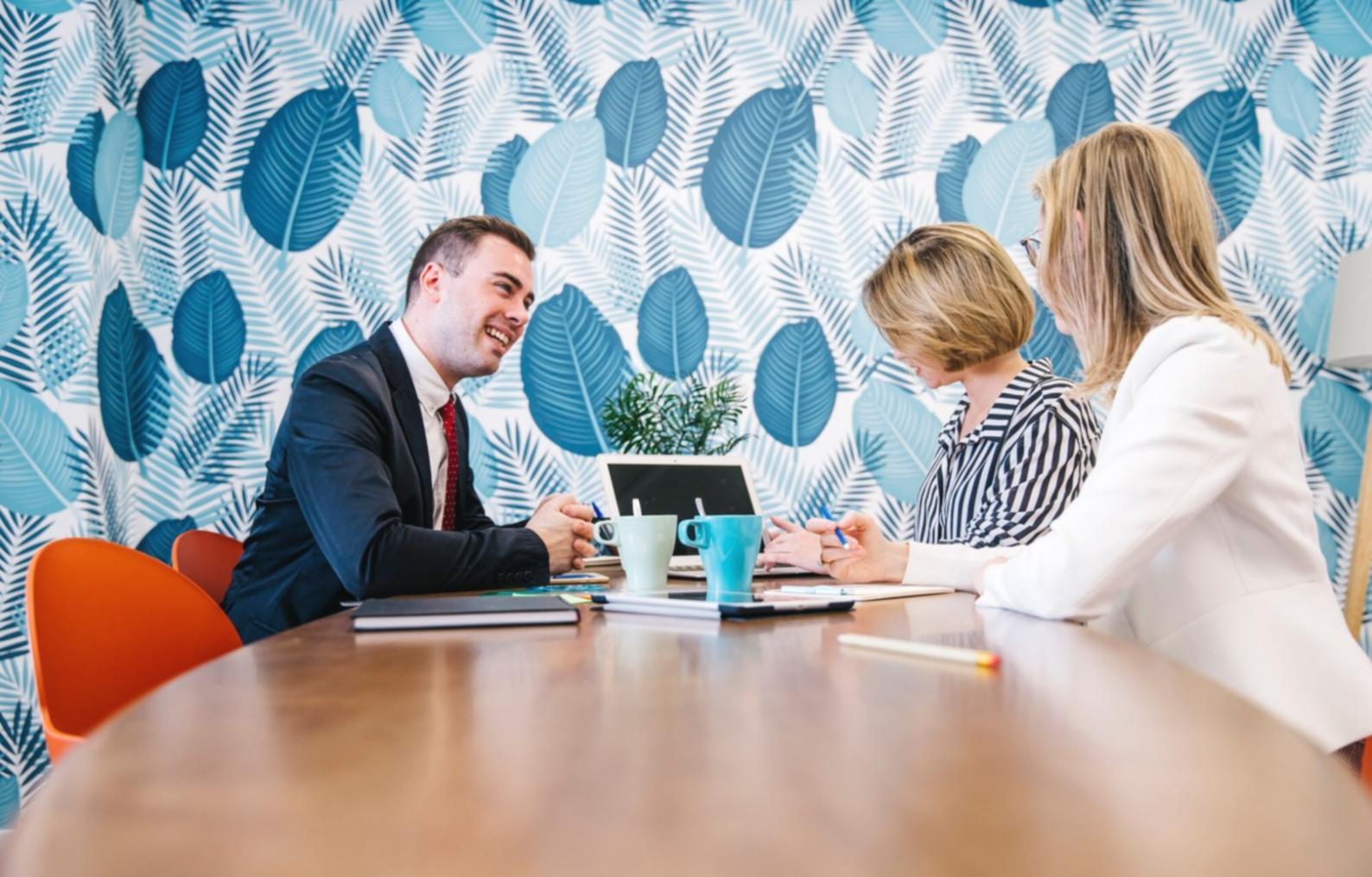 Espacio de trabajo organizado con materiales para planificación financiera minimalista