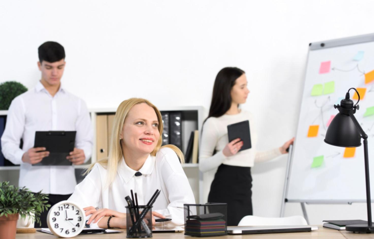 Persona trabajando en planificación financiera con método minimalista
